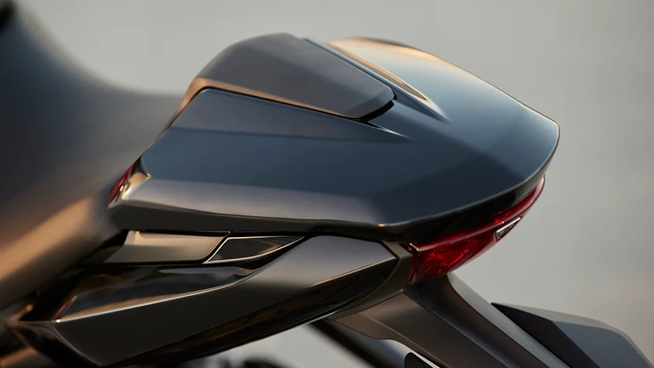 bikes-my24-daytona-660-accessories-promo-seat-cowl-955×537